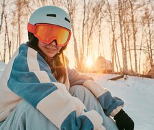 Mit Skihelm sicher auf die Piste gehen