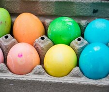 Sicherheit zu Ostern: Tipps für das Färben Kochen und Ausblasen von Eiern