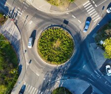 Neue Fahrzeugtechnologien für einen sicheren und nachhaltigen Straßenverkehr